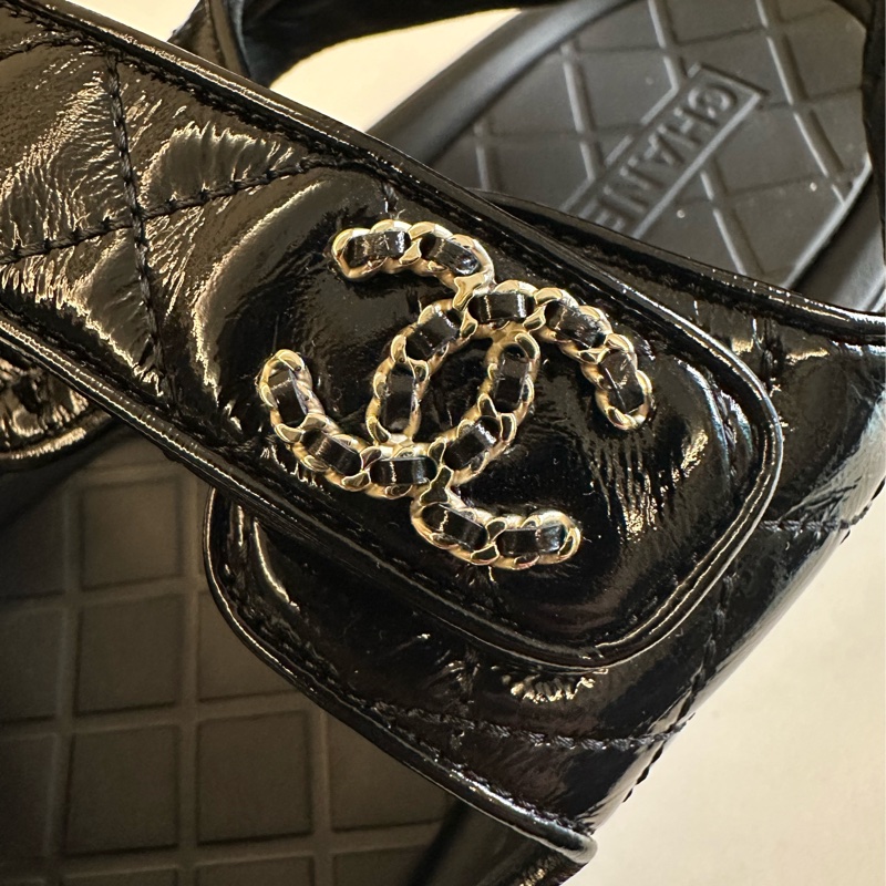 Chanel 黑漆皮皮穿鍊菱格紋魔鬼氈涼鞋-8