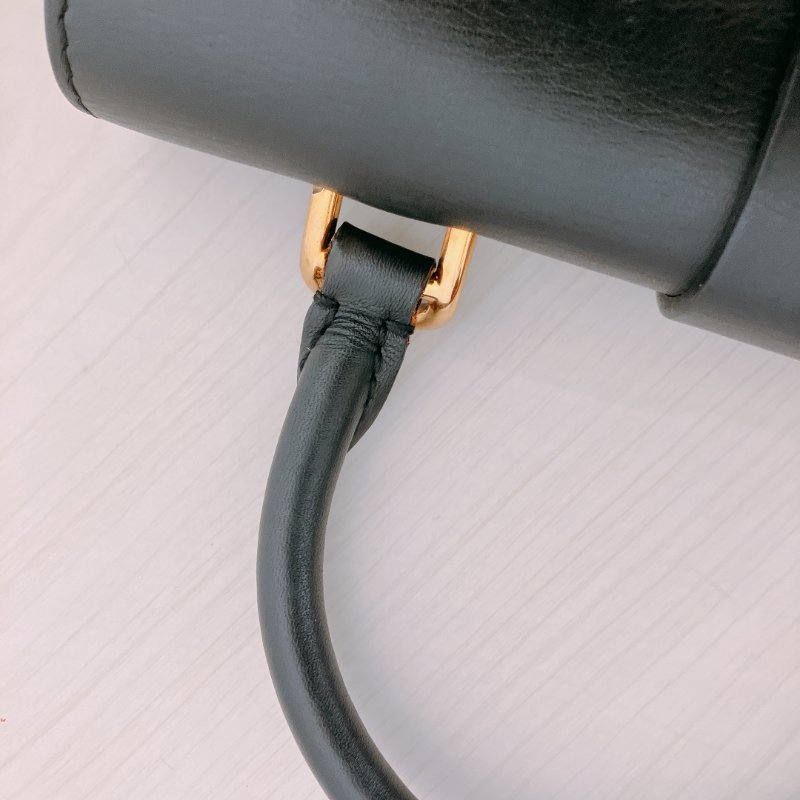 TK1961 Louis Vuitton 路易威登小號鎖頭肩帶包包 Locky BB Bag-24