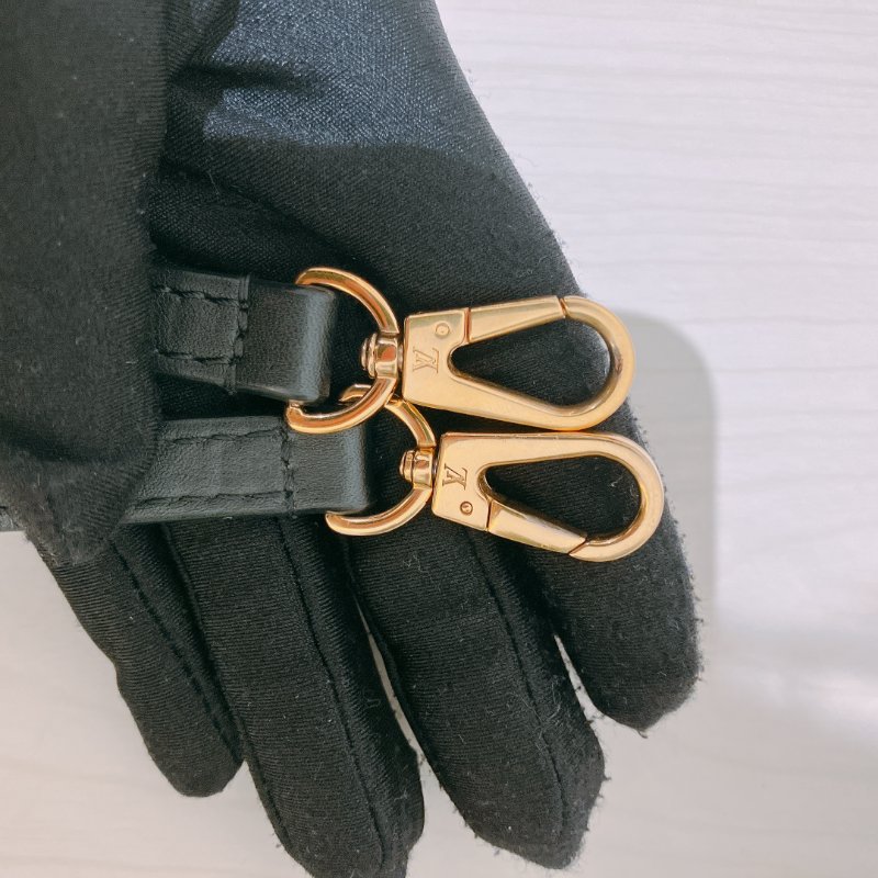 TK1961 Louis Vuitton 路易威登小號鎖頭肩帶包包 Locky BB Bag-25