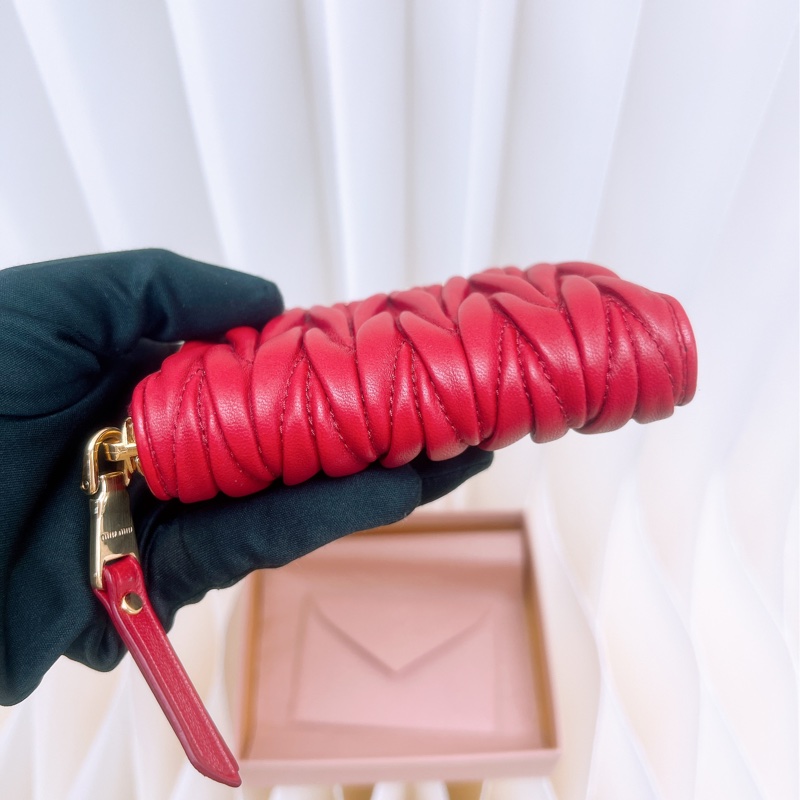 Miu Miu 紅色拉鏈短夾/零錢包-1