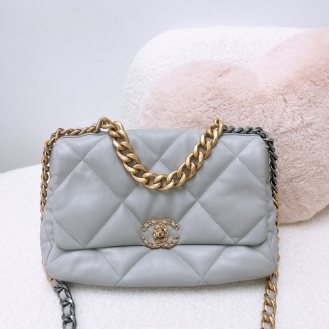 Chanel 19 淺灰色大號翻蓋包