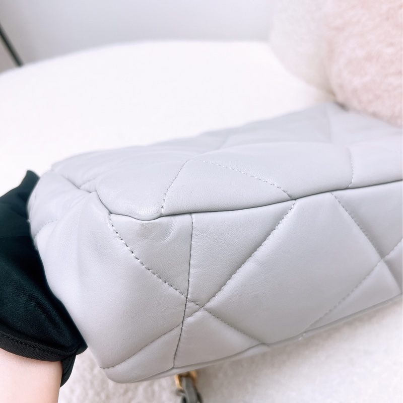 Chanel 19 淺灰色大號翻蓋包-7