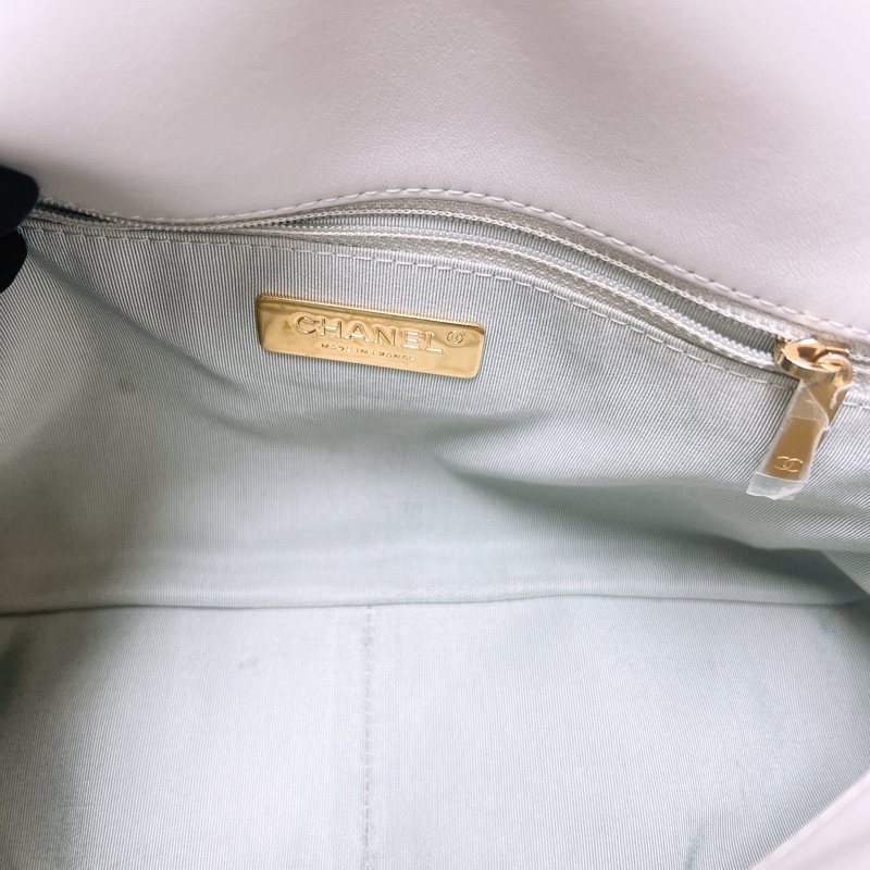 Chanel 19 淺灰色大號翻蓋包-11