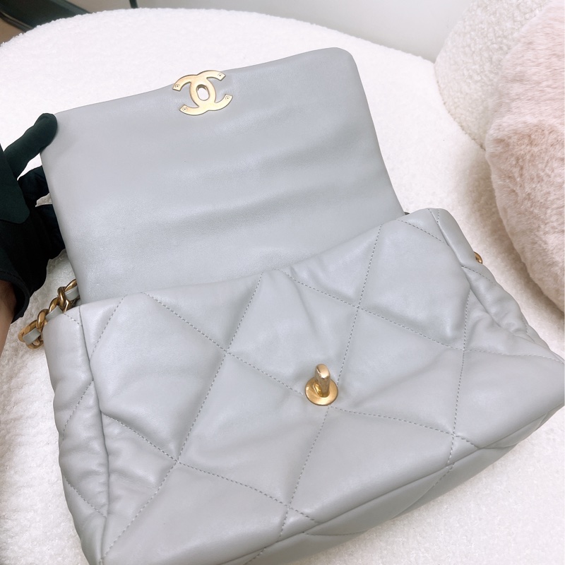 Chanel 19 淺灰色大號翻蓋包-12