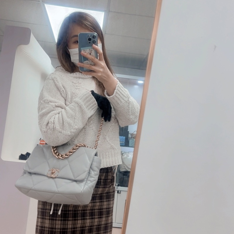 Chanel 19 淺灰色大號翻蓋包-15