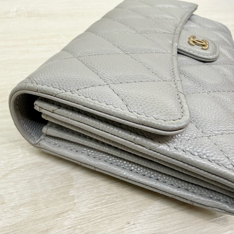 CHANEL🤍淺灰色荔枝皮COCO長夾-12