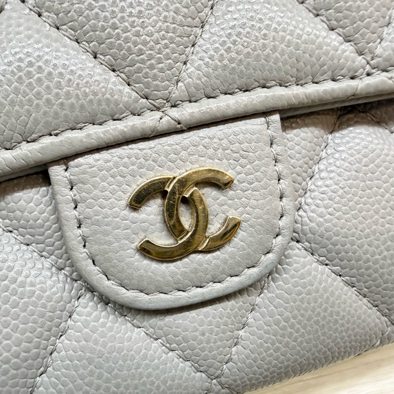CHANEL🤍淺灰色荔枝皮COCO長夾-18