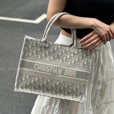 DIOR🤍灰色刺繡緹花布中號BOOK TOTE托特包M1296ZRIW