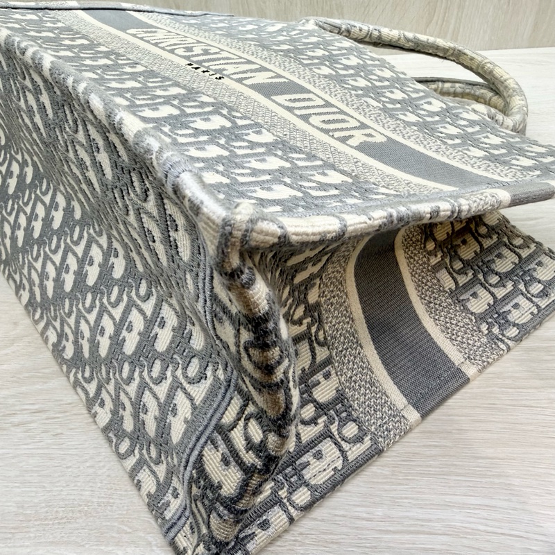 DIOR🤍灰色刺繡緹花布中號BOOK TOTE托特包M1296ZRIW-10