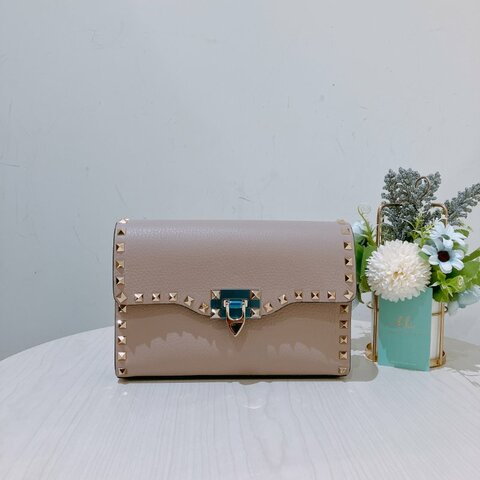 TK1968 Valentino 范倫鐵諾小號釘釘邊肩帶包包Small Garavani Crossbody Bag Leather Beige