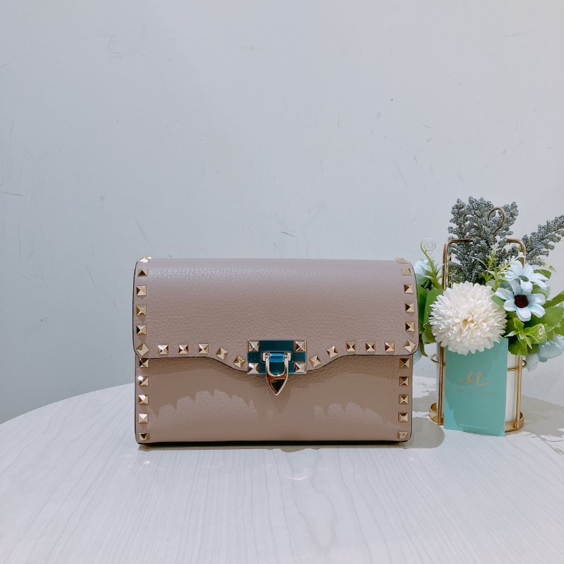 TK1968 Valentino 范倫鐵諾小號釘釘邊肩帶包包Small Garavani Crossbody Bag Leather Beige-0
