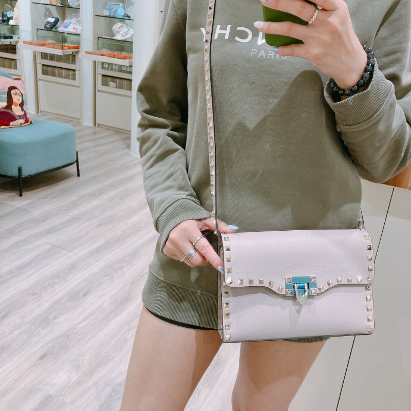 TK1968 Valentino 范倫鐵諾小號釘釘邊肩帶包包Small Garavani Crossbody Bag Leather Beige-1