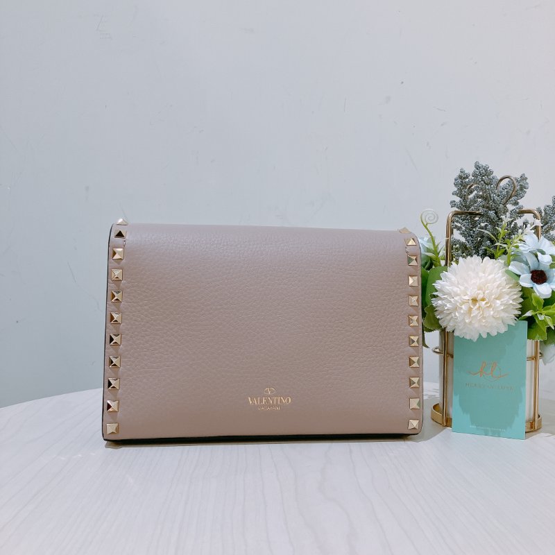 TK1968 Valentino 范倫鐵諾小號釘釘邊肩帶包包Small Garavani Crossbody Bag Leather Beige-2