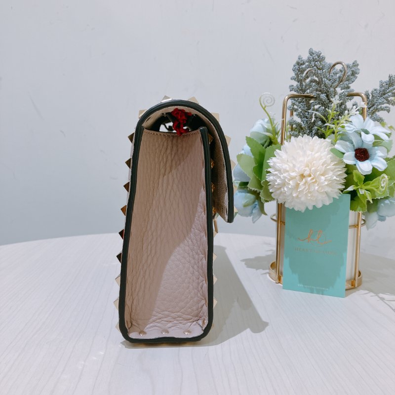 TK1968 Valentino 范倫鐵諾小號釘釘邊肩帶包包Small Garavani Crossbody Bag Leather Beige-3