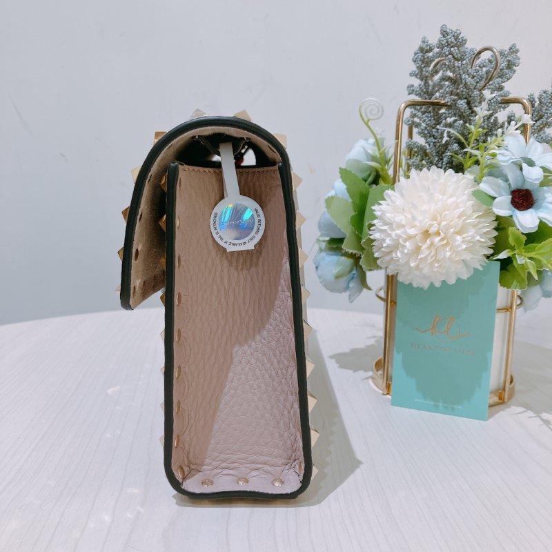 TK1968 Valentino 范倫鐵諾小號釘釘邊肩帶包包Small Garavani Crossbody Bag Leather Beige-4