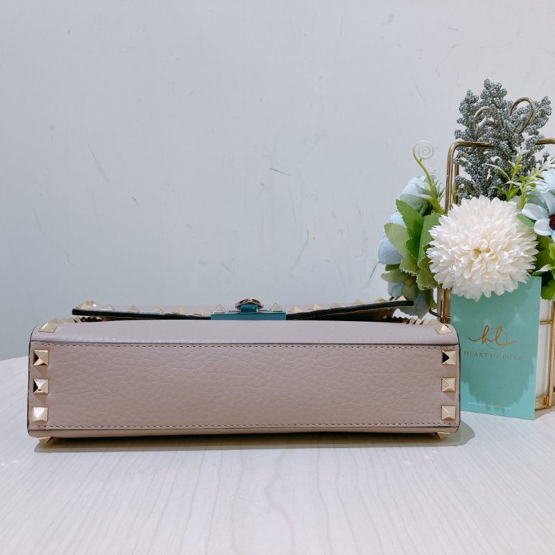 TK1968 Valentino 范倫鐵諾小號釘釘邊肩帶包包Small Garavani Crossbody Bag Leather Beige-5