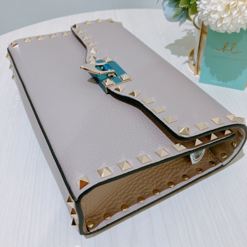 TK1968 Valentino 范倫鐵諾小號釘釘邊肩帶包包Small Garavani Crossbody Bag Leather Beige-7