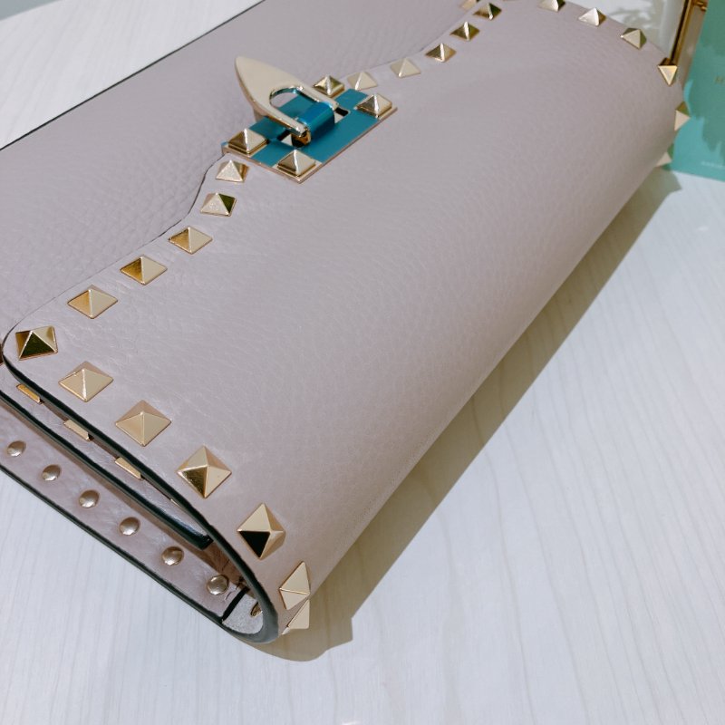 TK1968 Valentino 范倫鐵諾小號釘釘邊肩帶包包Small Garavani Crossbody Bag Leather Beige-8