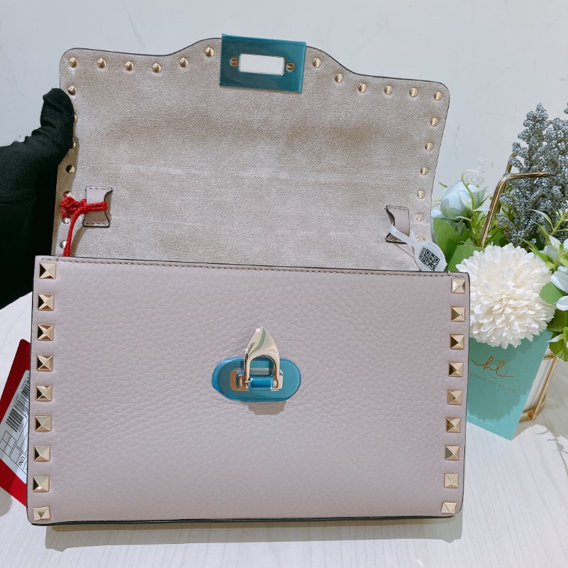 TK1968 Valentino 范倫鐵諾小號釘釘邊肩帶包包Small Garavani Crossbody Bag Leather Beige-10