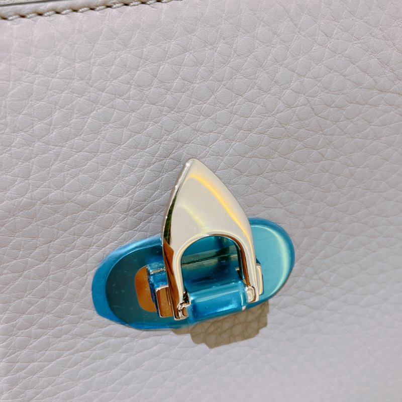 TK1968 Valentino 范倫鐵諾小號釘釘邊肩帶包包Small Garavani Crossbody Bag Leather Beige-11