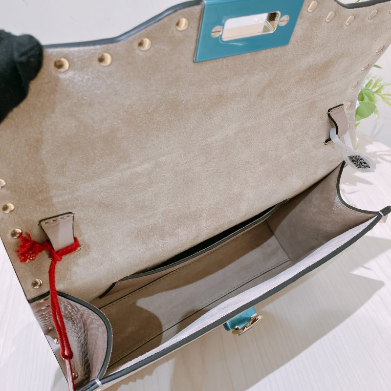 TK1968 Valentino 范倫鐵諾小號釘釘邊肩帶包包Small Garavani Crossbody Bag Leather Beige-13
