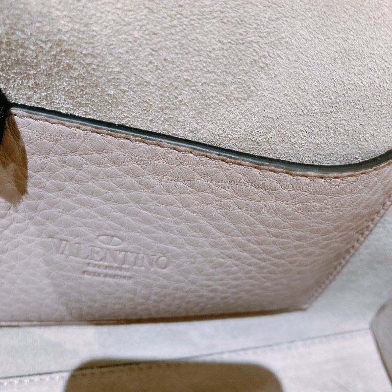 TK1968 Valentino 范倫鐵諾小號釘釘邊肩帶包包Small Garavani Crossbody Bag Leather Beige-14