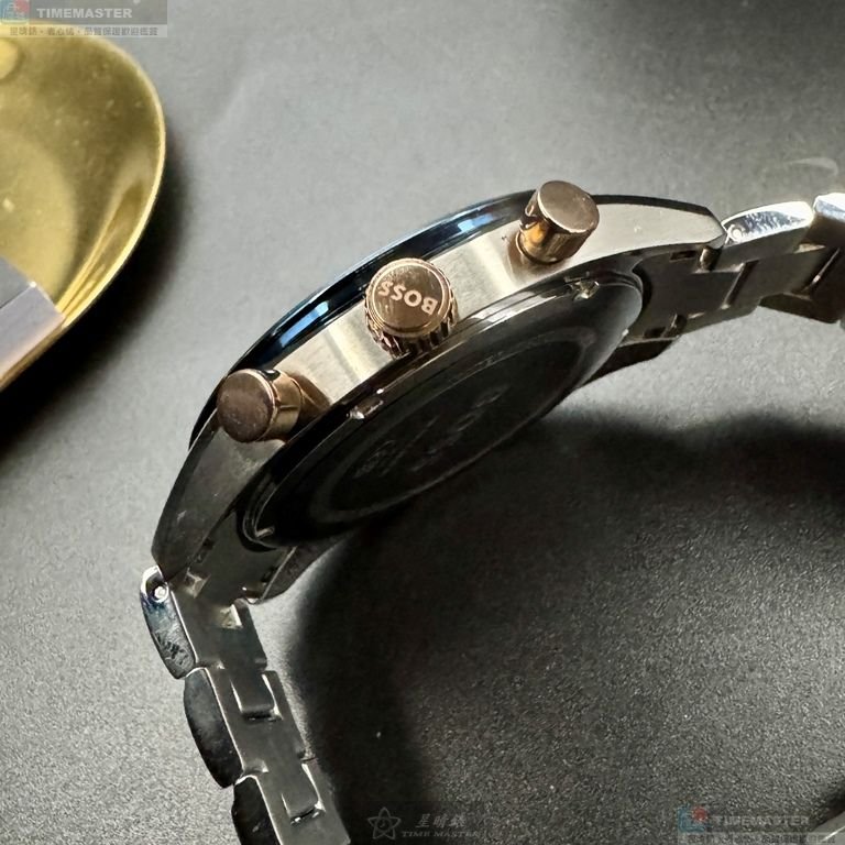 BOSS手錶,編號HB1513937,46mm寶藍圓形精鋼錶殼,寶藍色羅馬數字, 中三針顯示錶面,金銀相間精鋼錶帶款-6