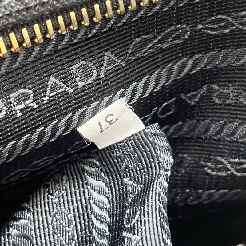 Prada 97新 黑色十字紋殺手包 尺寸34*24-7