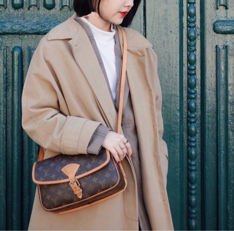 「JL精品代購」9新 LV 法棍Baguette郵差包-1