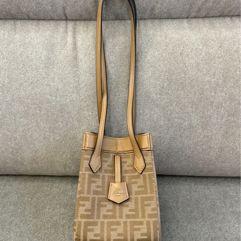 FENDI 米色水桶包