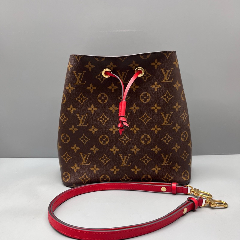 LV 98新 老花拼紅抽繩水桶包 尺寸26*26-0