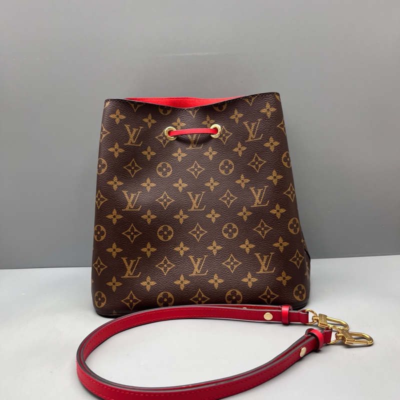 LV 98新 老花拼紅抽繩水桶包 尺寸26*26-1