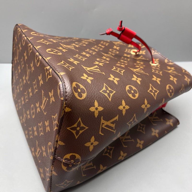 LV 98新 老花拼紅抽繩水桶包 尺寸26*26-4