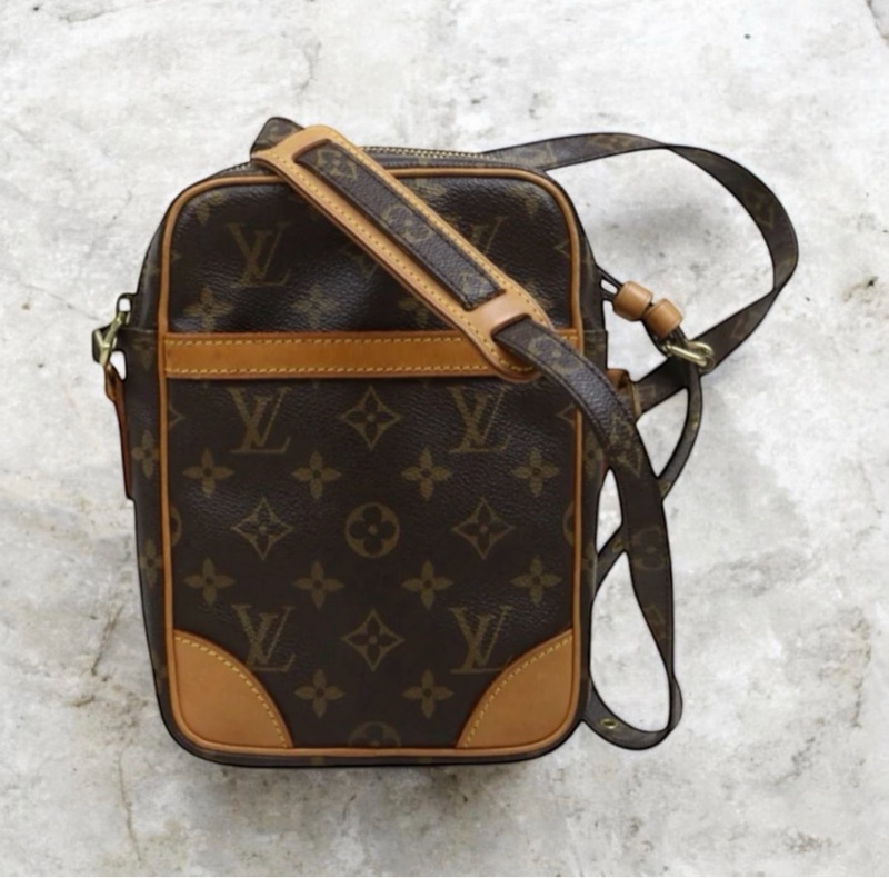 「JL精品代購」9新 LV 老花豎版相機包-0