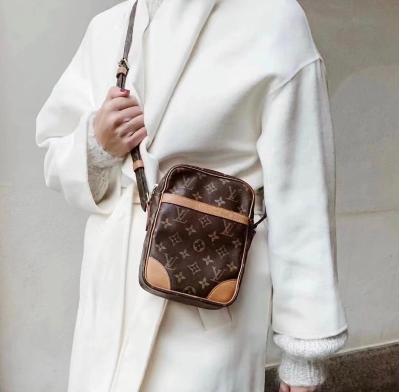 「JL精品代購」9新 LV 老花豎版相機包-1