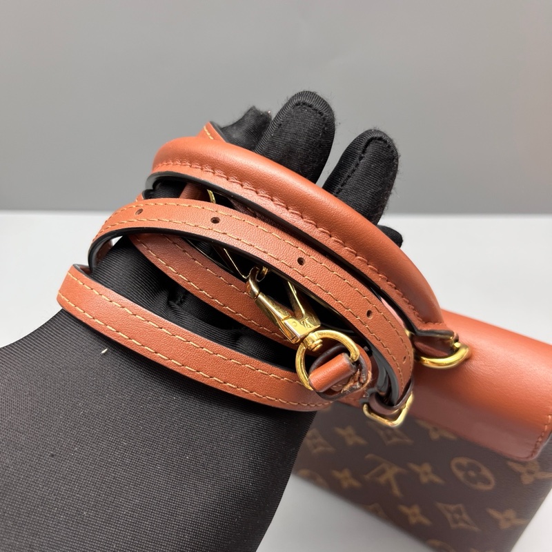 LV路易威登 97新 老花焦糖色Lock bb鎖頭包 尺寸21*15-6