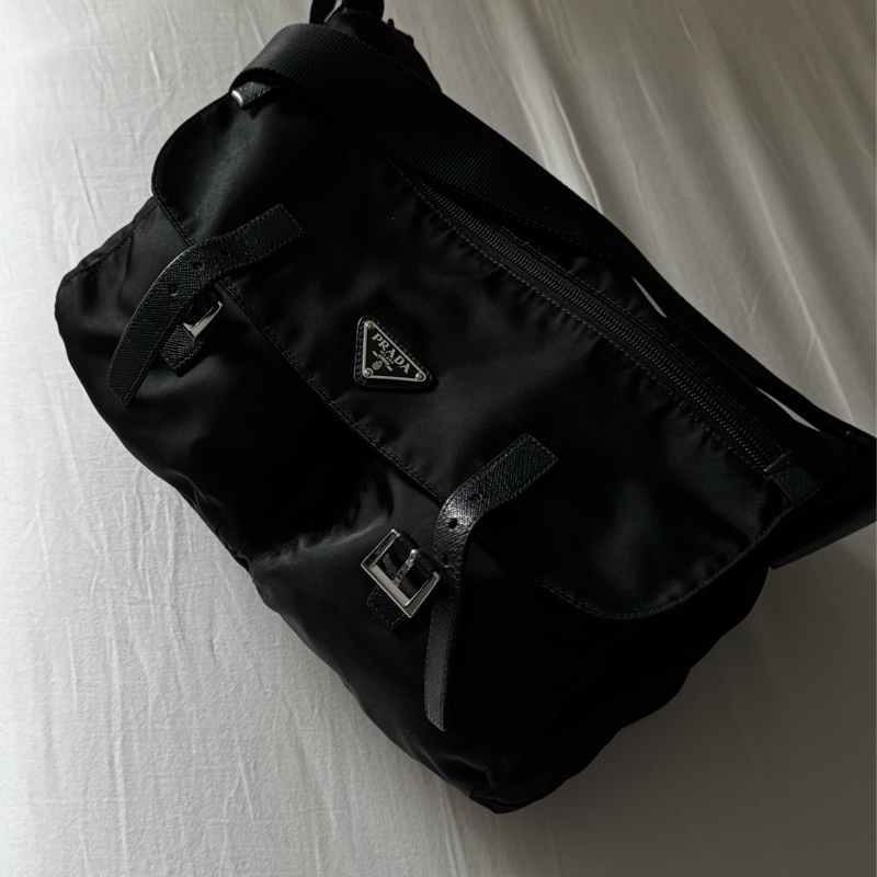 PRADA PATTINA 尼龍郵差包-1