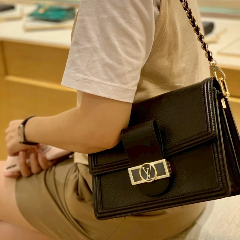 LV黑色金釦epi牛皮達芙妮MM肩側背包 M56141-0