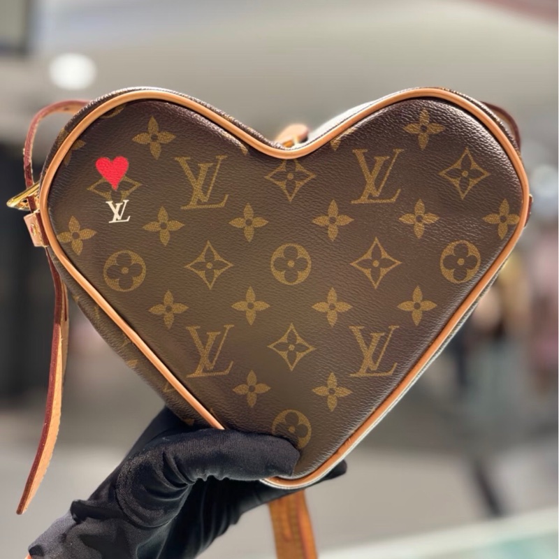 「JL精品代購」98新 LV 老花 愛心斜背包-0