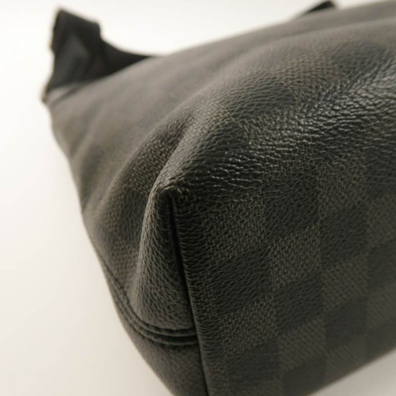 LOUIS VUITTON Damier Graphite Mick銀扣肩背袋-11
