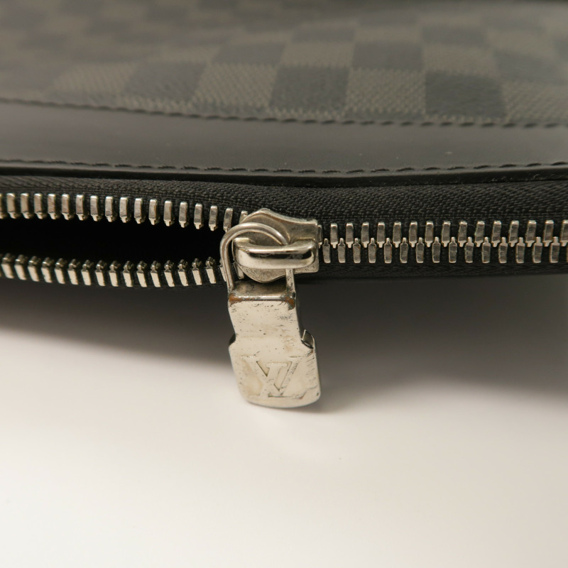 LOUIS VUITTON Damier Graphite Mick銀扣肩背袋-17