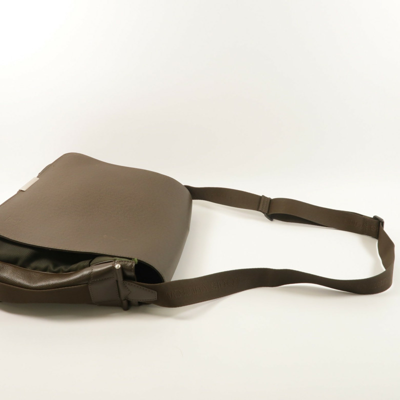 LOUIS VUITTON Taiga Viktor Messenger Bag銀扣肩背袋-7