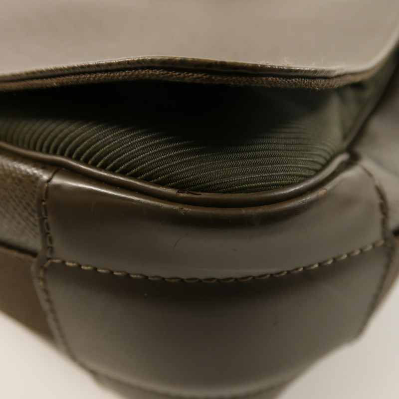 LOUIS VUITTON Taiga Viktor Messenger Bag銀扣肩背袋-8