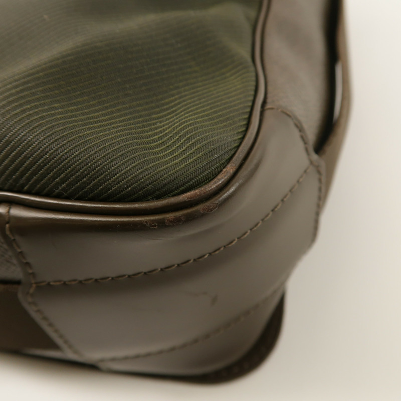 LOUIS VUITTON Taiga Viktor Messenger Bag銀扣肩背袋-10