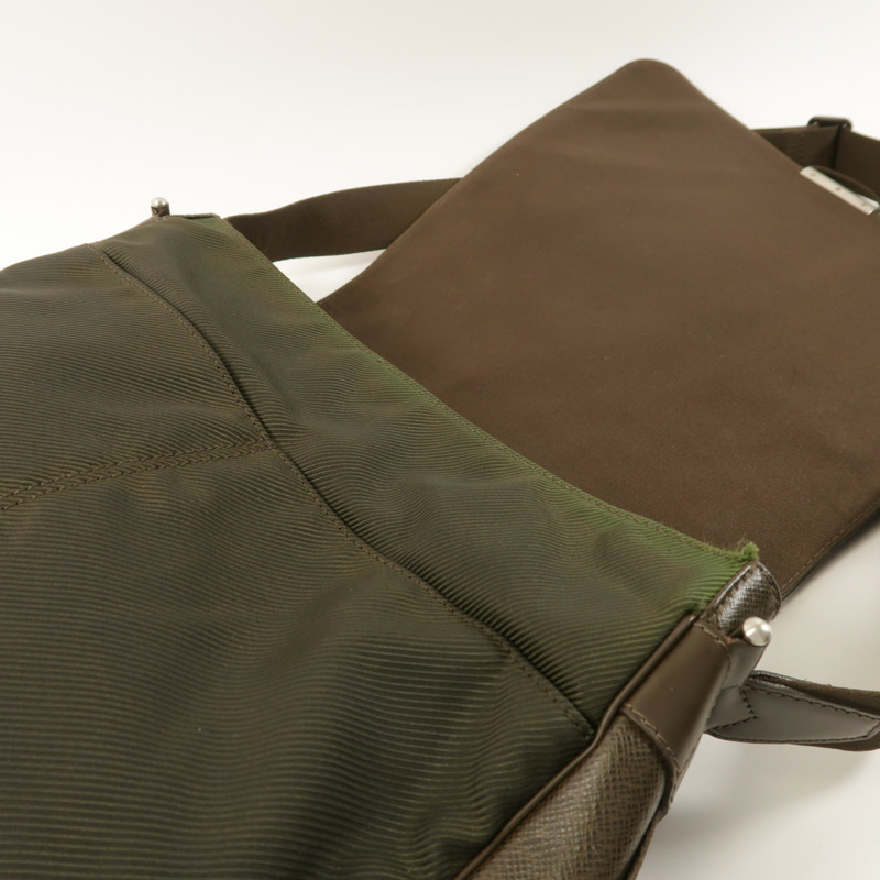 LOUIS VUITTON Taiga Viktor Messenger Bag銀扣肩背袋-12