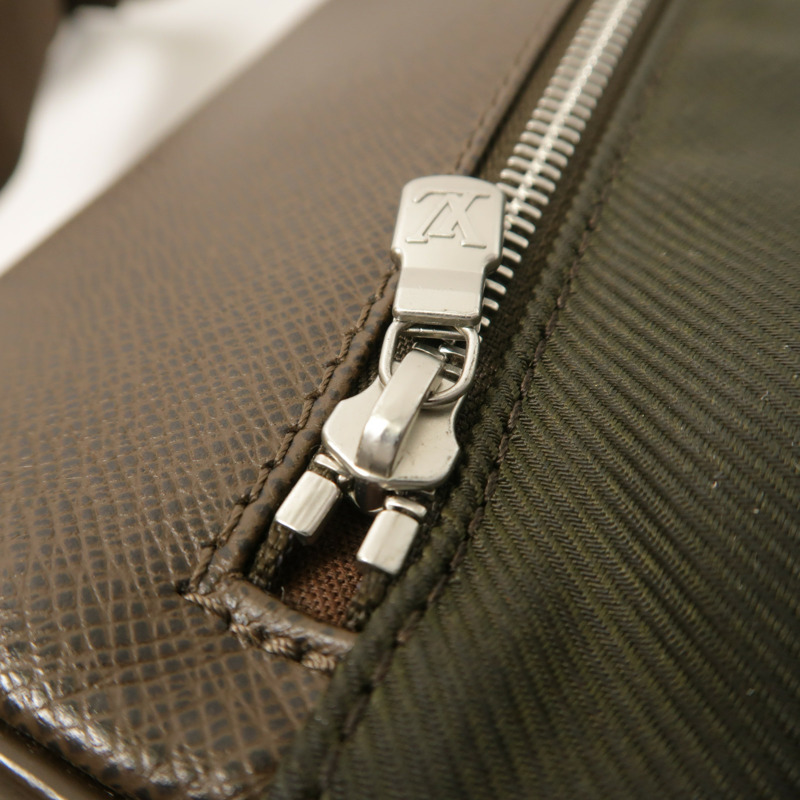 LOUIS VUITTON Taiga Viktor Messenger Bag銀扣肩背袋-15