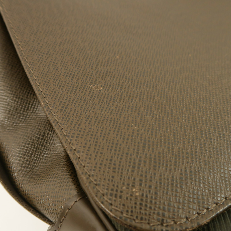 LOUIS VUITTON Taiga Viktor Messenger Bag銀扣肩背袋-17