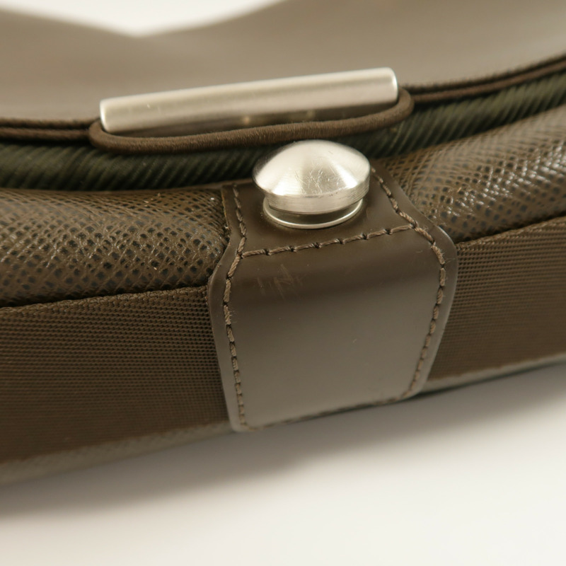 LOUIS VUITTON Taiga Viktor Messenger Bag銀扣肩背袋-18