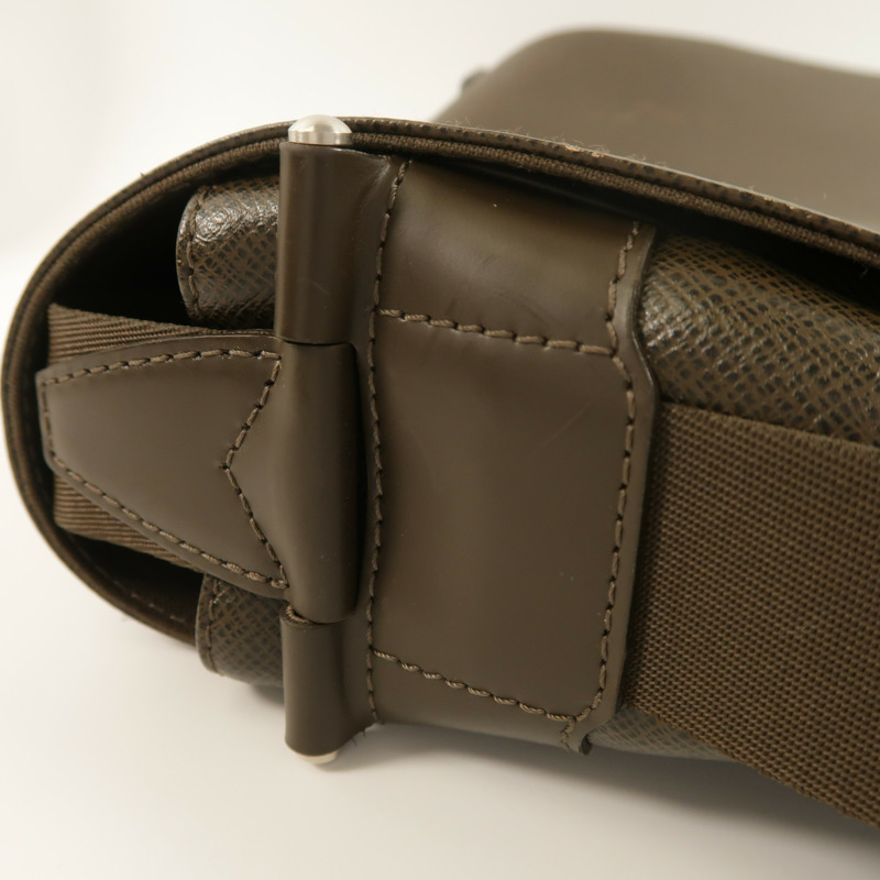 LOUIS VUITTON Taiga Viktor Messenger Bag銀扣肩背袋-19