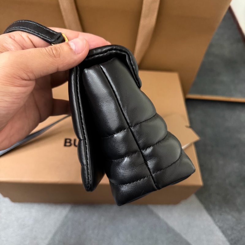 Burberry巴寶莉TB字母絎縫羔羊皮翻蓋斜背包-2